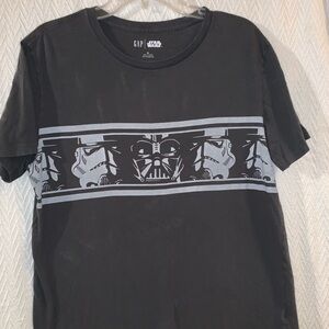 GAP Men's Size Medium Gray Short Sleeve Star Wars Graphics Darth Vader Shirt